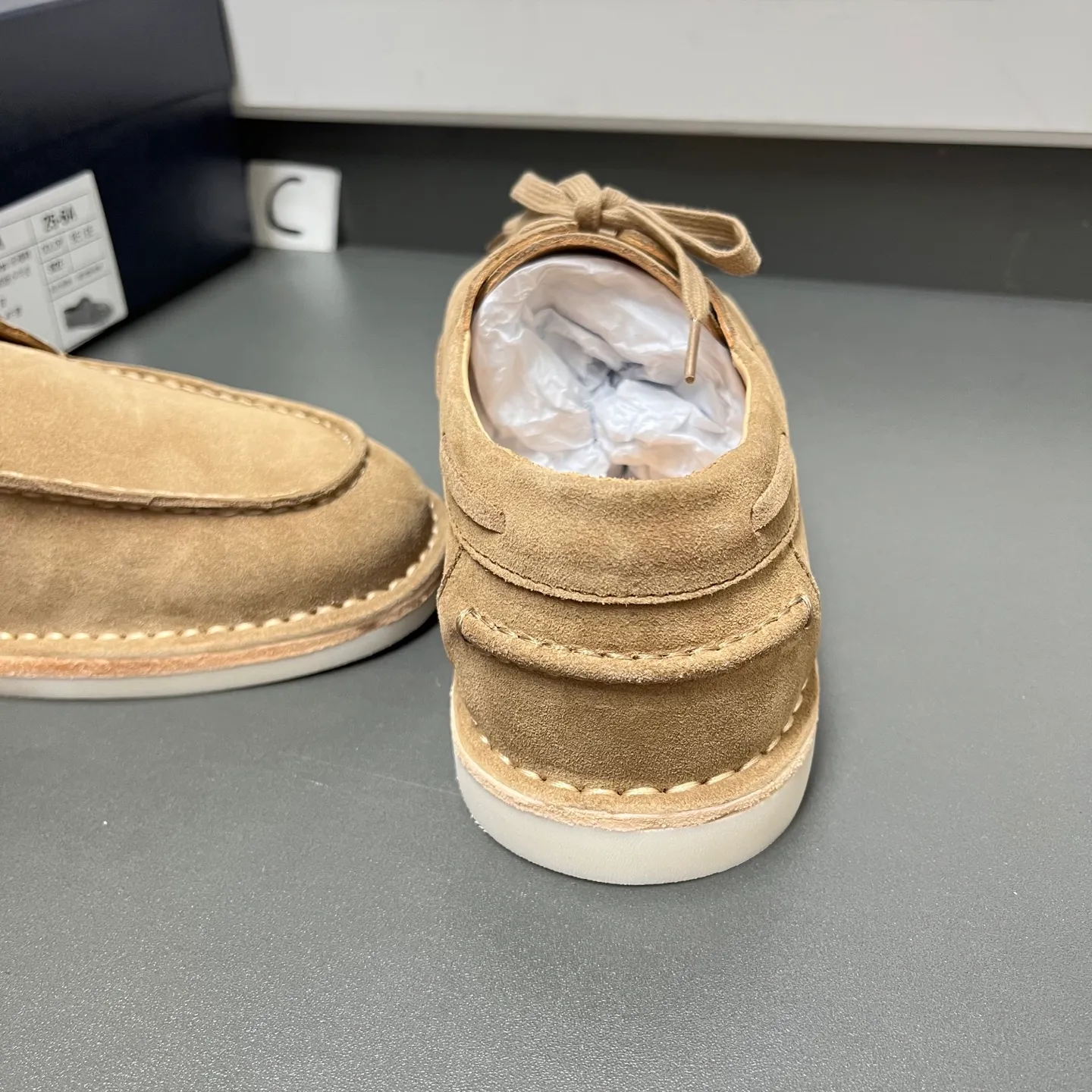 💰840 Prada men's new lace-up leather loafers. Made of flocked two-layer cow leather, these shoes combine classic design with handmade details, blending sophistication with casual comfort. Designed in a lace-up style, with open-stitched seams on the skirt, 1.5cm white rubber soles with leather welts, dyed calfskin lining, and silver-labeled cowhide feet, the style is simple and elegant. C leather shoe size: 39/40/41/42/43/44 brown, original box packaging + dust bag